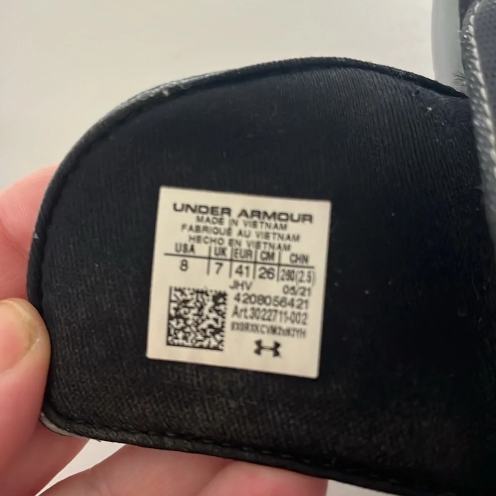 Under Armour - Men’s ignite slides / sandals. Size 8. Gray and black